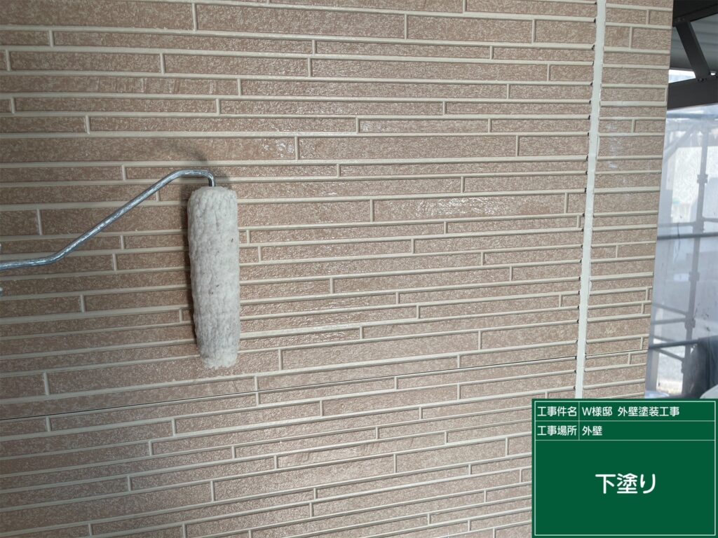 壁の下塗りを行ないます。